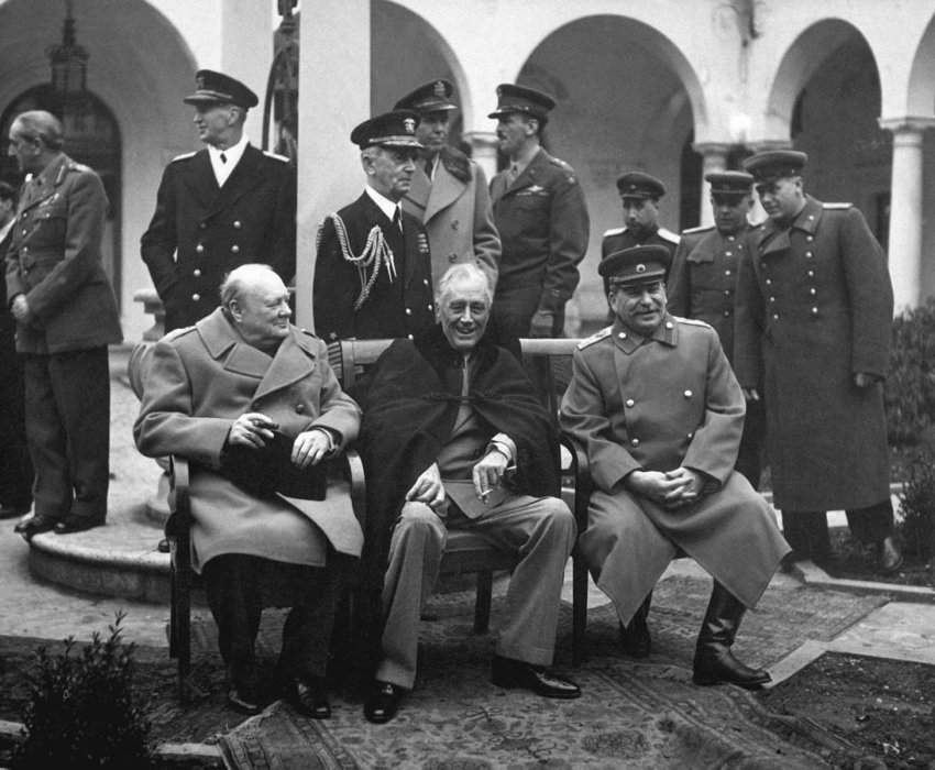 La Confere de Yalta, con la representores de la vinsores: Winston Churchill, Franklin D. Roosevelt e Joseph Stalin, ci ia desinia la mapa de Europa pos la fini de la Gera Mundal Du.