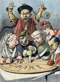 Un xines con vestes mandju, con la Rea Victoria (Impero Brites), Wilhem 2 (Impero Deutx), Nicolas 2 (Impero Rusce), Marianne (Republica Franses Tre) e un samurai (Impero de Japan) daginte un torta con “Chine” (“Xina” en franses) scriveda sur lo. Un depinta de Imperalisme Nova e sua efetos en Xina.